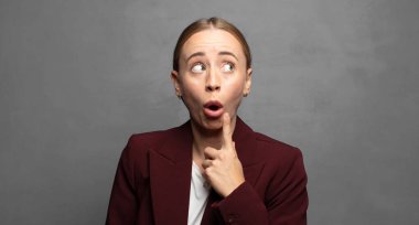 Şaşırmış, gergin, endişeli ya da korkmuş bir bakışla, kopya boşluğuna doğru bakıyor.