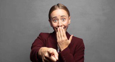 Sana gülüyor, kamerayı işaret ediyor ve seninle dalga geçiyor ya da alay ediyor.