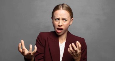 Mutlu, kibirli, gururlu ve kendini beğenmiş, kendini bir numara gibi hisseden