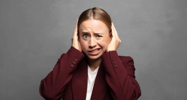 Stresli, endişeli, endişeli ya da korkmuş hissediyorum, ellerim başımda, yanlışlıkla panikliyorum.