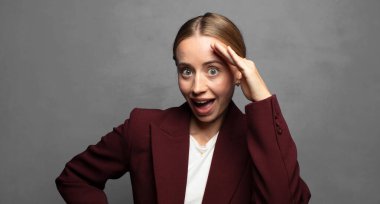 Mutlu, şaşkın ve şaşırmış görünüyor, gülümsüyor ve inanılmaz ve inanılmaz iyi haberleri fark ediyor.