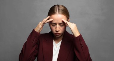 Yoğunlaşmış, düşünceli ve ilham verici, beyin fırtınası ve hayal gücü.