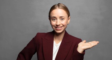 Gülümseyen, kendinden emin, başarılı ve mutlu hisseden, fotokopi alanında konsept veya fikir gösteren