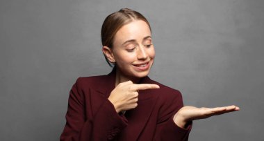 Gülümseyen, mutlu hisseden, tasasız ve memnun olan, fotokopi alanındaki konsepte ya da fikre işaret eden