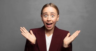 Mutlu, heyecanlı, şaşırmış ya da şok olmuş, gülümseyen ve hayrete düşmüş.