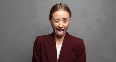 Neşeli, kaygısız, asi tavırlı, şakacı ve dilsiz, eğlenen