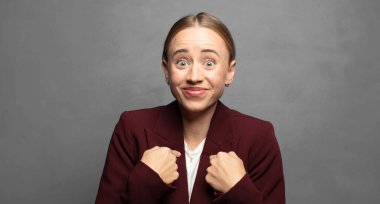 Mutlu, şaşkın ve gururlu hissediyorum. Heyecanlı ve şaşkın bir bakışla kendimi gösteriyorum.