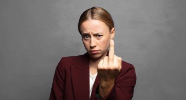 Sinirli, sinirli, isyankar ve agresif hissediyorum. Orta parmağımı şıklatıp karşılık veriyorum.