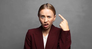 Kafan karışık ve şaşkın, deli, deli ya da aklını kaçırmış olduğunu gösteriyorsun.