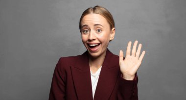 Mutlu ve mutlu bir şekilde gülümseyen, el sallayan, seni selamlayan, ya da hoşça kal diyen