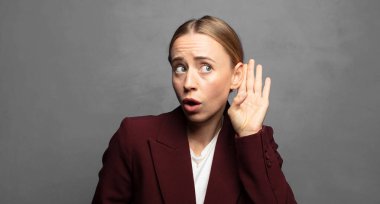 Ciddi ve meraklı görünmek, dinlemek, gizli bir konuşma ya da dedikodu duymaya çalışmak, kulak misafiri olmak.