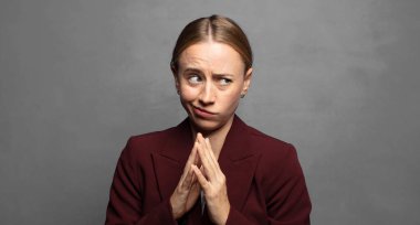 Kibirli, haylaz ve kibirli. Şeytani bir plan kurarken ya da bir numara düşünürken.