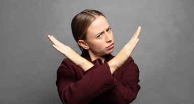 Bu tavrından rahatsız ve bıkkın görünüyorsun, yeter artık! Eller önde çapraz, durmanı söylüyor.