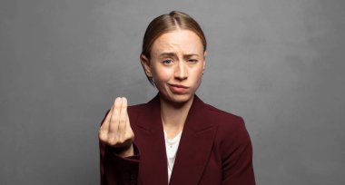 Kapiş ya da para hareketi yaparak, borçlarını ödemeni söyleyerek.!