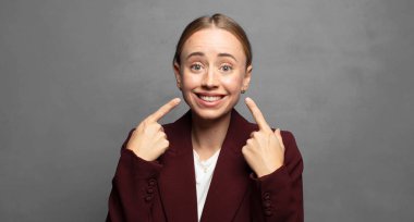 Kendine güvenen gülümseme, geniş gülümseme, pozitif, rahat, tatmin olmuş tavır.