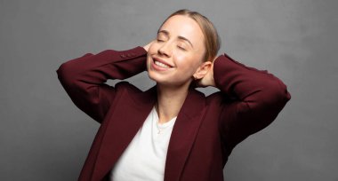 Gülümseyen ve rahat hisseden, mutlu ve kaygısız, olumlu ve rahatlatıcı