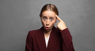 Şaşırmış, ağzı açık, şok olmuş, yeni bir düşünce, fikir ya da konsept keşfediyor.