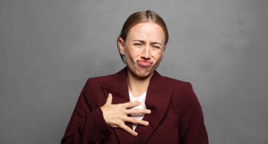 Aptal, çılgın, şaşırmış bir ifadeyle, yanakları şişmiş, içi doldurulmuş, şişman ve yemekle dolu.