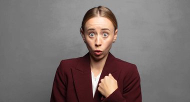 Şok olmuş ve şaşırmış bir halde, ağzı açık, kendini işaret eden.