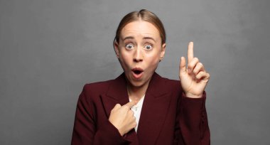 Gururlu ve şaşırmış hissediyorum, özgüvenimi gösteriyorum, kendimi başarılı hissediyorum.