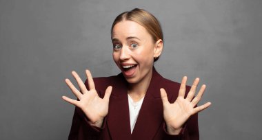 Mutlu ve heyecanlı görünüyordun. Beklenmedik bir sürprizle şoke olmuştun. İki elin de yüzü açıktı.