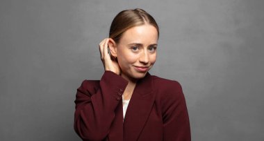 Neşeli ve gelişigüzel gülümseyen, pozitif, mutlu ve kendinden emin bir bakışla göğüs göğüse duran