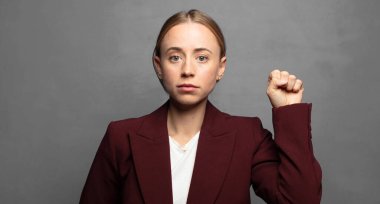 Ciddi, güçlü ve isyankar hissetmek, yumruk kaldırmak, protesto etmek ya da devrim için savaşmak.