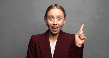 Bir fikri fark ettikten sonra mutlu ve heyecanlı bir dahi gibi hissetmek, neşeli bir şekilde parmak kaldırmak, eureka!