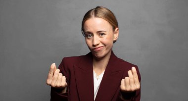 Üzgün ve stresli hissediyorum, para yok, negatif ve endişeli bir bakışla