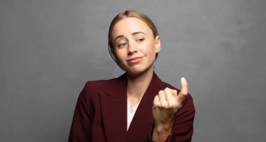 Mutlu, başarılı ve kendinden emin hissetmek, bir meydan okumayla yüzleşmek ve 