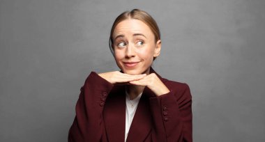 Düşünceli hissetmek, merak etmek ya da hayal etmek, hayal kurmak ve uzayı kopyalamak için yukarı bakmak.