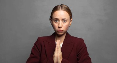 Endişeli, umutlu ve dindar hissediyorum, avuç içleriyle inançla dua ediyorum, af diliyorum.