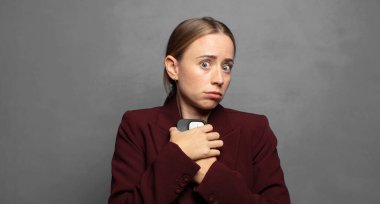 Genç sarışın kadın akıllı telefon kullanıyor.