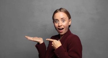 Bir kopyası olan sarışın iş kadını portresi