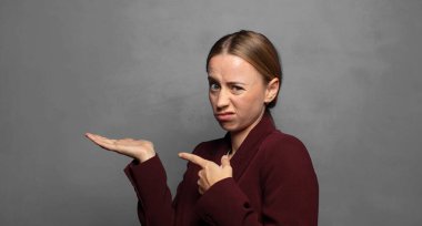 Bir kopyası olan sarışın iş kadını portresi