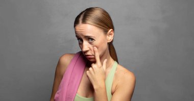 Sana göz kulak olmak, güvenmemek, izlemek, tetikte olmak ve tetikte olmak.