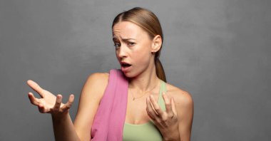 Mutlu, kibirli, gururlu ve kendini beğenmiş, kendini bir numara gibi hisseden