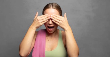 Gülümsüyor ve mutlu hissediyorum, iki elimle gözlerimi kapatıyorum ve inanılmaz bir sürpriz bekliyorum.