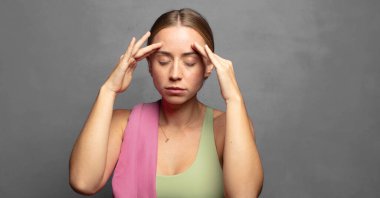 Yoğunlaşmış, düşünceli ve ilham verici, beyin fırtınası ve hayal gücü.