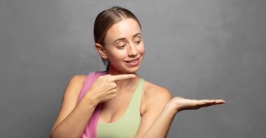 Gülümseyen, mutlu hisseden, tasasız ve memnun olan, fotokopi alanındaki konsepte ya da fikre işaret eden