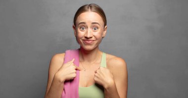 Mutlu, şaşkın ve gururlu hissediyorum. Heyecanlı ve şaşkın bir bakışla kendimi gösteriyorum.