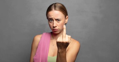 Sinirli, sinirli, isyankar ve agresif hissediyorum. Orta parmağımı şıklatıp karşılık veriyorum.