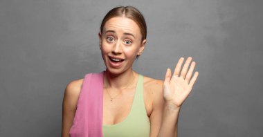 Mutlu ve mutlu bir şekilde gülümseyen, el sallayan, seni selamlayan, ya da hoşça kal diyen