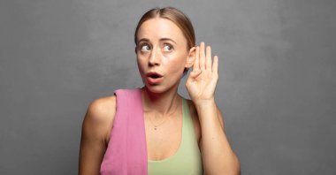 Ciddi ve meraklı görünmek, dinlemek, gizli bir konuşma ya da dedikodu duymaya çalışmak, kulak misafiri olmak.