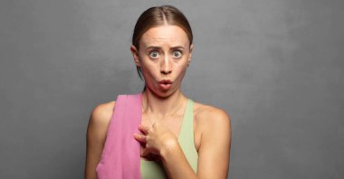 Şok olmuş, şaşırmış ve şaşırmış hissediyorum, ellerim göğsümde ve ağzım açık, kim olduğumu söylüyorum, ben?