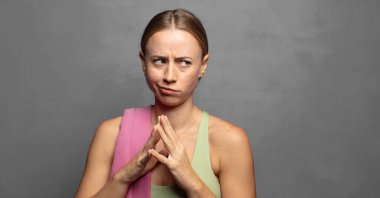 Kibirli, haylaz ve kibirli. Şeytani bir plan kurarken ya da bir numara düşünürken.