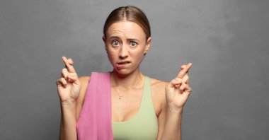 Tedirgin bir şekilde şans dilemek ve endişeli bir bakışla iyi şanslar dilemek.