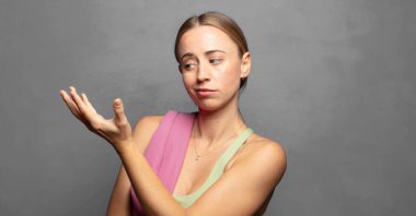 Kafası karışık ve bilgisiz hissediyorum, şüpheli bir açıklama ya da düşünceyi merak ediyorum.