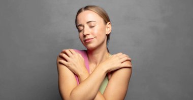 Aşık olmak, gülümsemek, kendine sarılmak, bekar kalmak, bencil ve bencil olmak.