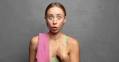 Şok olmuş ve şaşırmış bir halde, ağzı açık, kendini işaret eden.